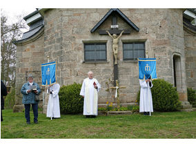 Bittprozession an der Weingartenkapelle (Foto: Karl-Franz Thiede)